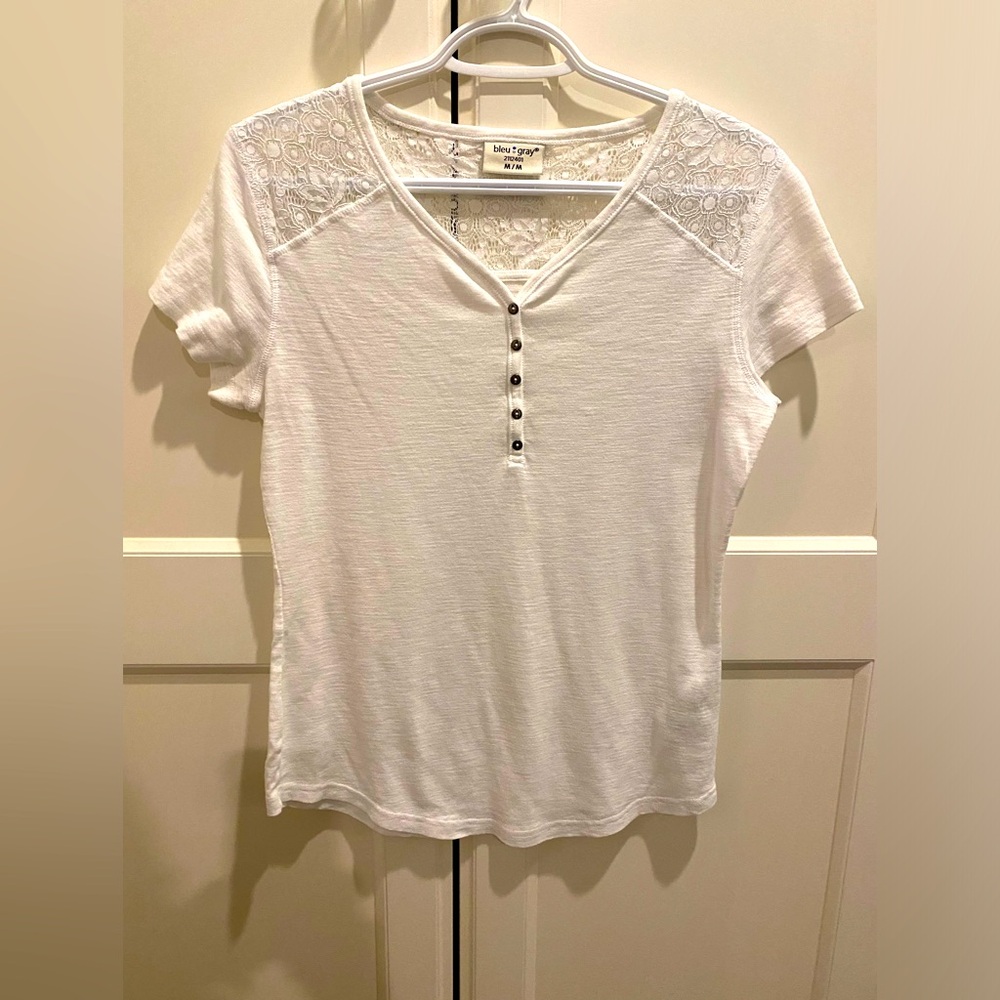 GENTLY WORN SIZE MEDIUM SHORT SLEEVE WHITE T-SHIRT WITH LACE ACROSS SHOULDERS